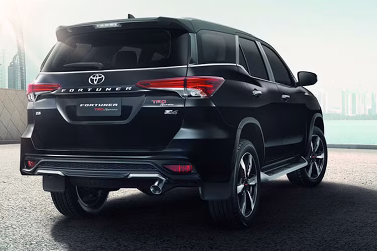 Sức mạnh được truyền tới bánh thông qua hộp số tự động 6 cấp. Phiên bản Toyota Fortuner TRD Sportivo 2 mới này sẽ có cả hệ dẫn động cầu trước hoặc 4 bánh với hệ thống treo cải tiến, đi kèm lò xo trụ.