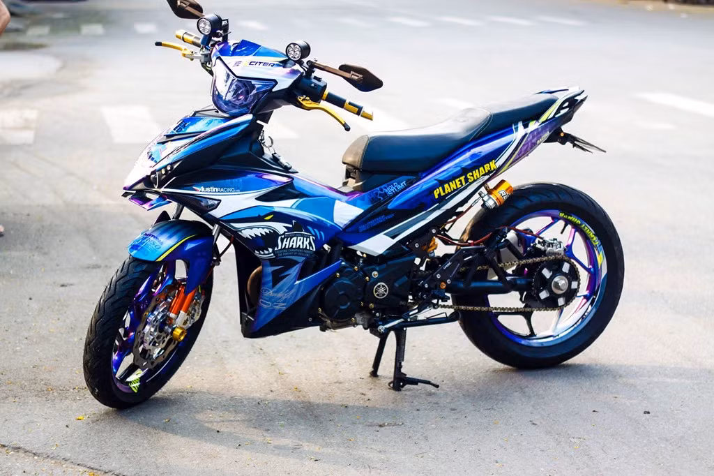 Chiếc Yamaha Exciter 150 của một người chơi xe sống tại Trà Vinh từng độ phiên bản đầu tiên bằng cách dán tem decal và gắn loạt đồ chơi hàng hiệu. Đến bản độ thứ 2, chủ xe thay đổi dàn áo, cặp mâm và đèn bằng cách sơn tem đấu đầy ấn tượng.