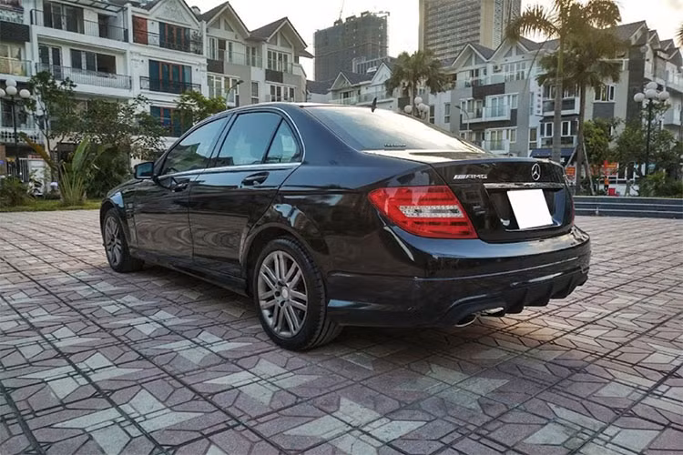 Ngoài ra thân của chiếc xe Mercedes-Benz C230 cũng khá hầm hố với cụm la-zăng 7 chấu kép, cụm gương chiếu hậu vuông vức mạnh mẽ. Cụm ống xả đôi phía sau cũng hoàn thiện tổng thể ngoại thất đậm chất thể thao.