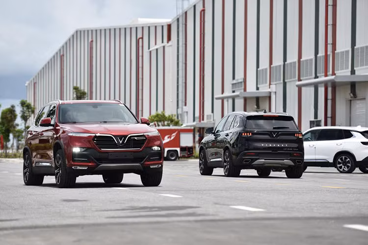 VinFast Lux SA2.0 là mẫu xe SUV 7 chỗ, công suất 228 mã lực, mô-men xoắn 350Nm. Cả hai đều đi kèm hộp số ZF tự động 8 cấp, hệ dẫn động cầu sau hoặc hai cầu đối với mẫu Lux SA2.0. Công nghệ an toàn gồm 6 túi khí, hệ thống chống bó cứng phanh (ABS), phân bổ lực phanh điện tử (EBD), hỗ trợ phanh khẩn cấp (BA), cân bằng điện tử (ESC), chống trượt (TCS), hỗ trợ khởi hành ngang dốc (HSA), chống lật (ROM)...