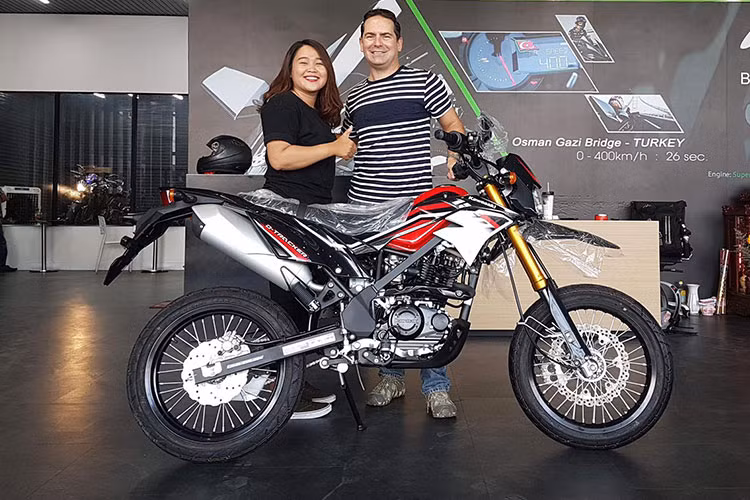Là đối thủ cạnh tranh trực tiếp với Honda XR150L, Kawasaki D-Tracker 150 mới sở hữu đầy đủ những gì cần thiết nhất cho một dân phượt hoặc các tín đồ bắt đầu nhập môn thể loại xe địa hình. Tại thị trường Việt Nam, xe được phân phối chính hãng với mức giá 78 triệu đồng.