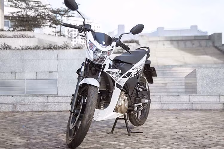 Suzuki Raider là mẫu xe côn tay cỡ nhỏ cạnh tranh với Yamaha Exciter và Honda Winner, Raider sở hữu khối động cơ mạnh mẽ và kiểu dáng phá cách. Dịch theo nghĩa tiếng Anh, Raider có nghĩa là “kẻ cướp”, có lẽ Suzuki muốn cướp vị trí độc tôn của Yamaha Exciter chăng?