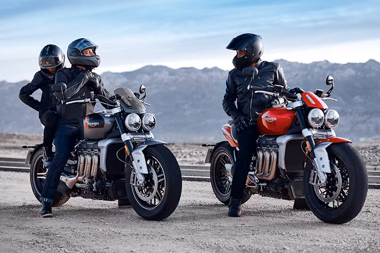 Theo hãng xe môtô Triumph, mẫu Rocket III R sẽ có màu Đỏ và Đen trong khi mẫu Rocket III GT sẽ có ba tùy chọn màu là Bạc, Xám và Đen. Mức giá xe Triumph Rocket III 2019 hiện vẫn chưa được công bố.