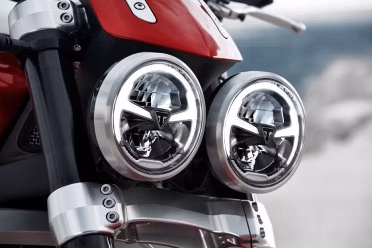 Trong đó, mẫu xe Triumph Rocket III R có dáng ngồi thể thao, Rocket III GT có dáng ngồi kiểu touring thoải mái hơn. Chiều cao yên bản R cao hơn đôi chút so với bản GT, tương ứng với 773 mm và 750 mm. 