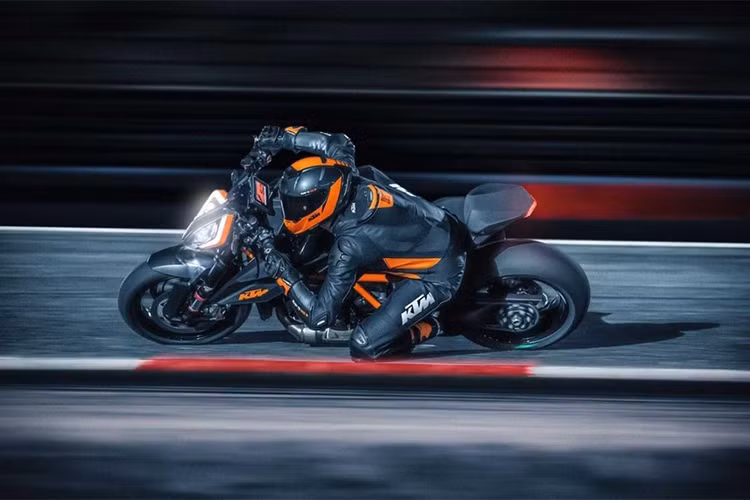 Ngoài ra, KTM cũng sẽ tung ra hai phiên bản mới cho mẫu xe việt dã cao cấp là KTM 1290 Super Adventure R và 1290 Super Adventure S trong năm sau. Mức giá xe KTM 1290 Super Duke RR 2021 mới hiện vẫn là một ẩn số.