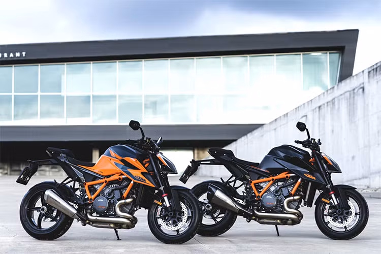 Tin đồn về mẫu siêu naked-bike KTM 1290 Super Duke RR 2021 không hề mới, khá nhiều trang in về xe môtô tại châu Âu đã đăng tải thông tin về việc hãng xe Áo hiện đang phát triển phiên bản hiệu năng cao của mẫu Super Duke. Tuy nhiên thông tin về mẫu xe này vẫn rất ít ỏi.