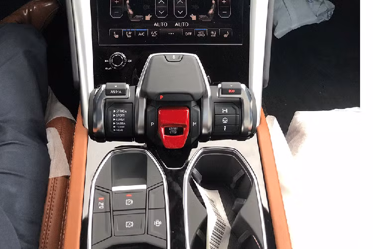Cụm điều khiển của mẫu siêu SUV Lamborghini Urus cũng bao gồm nút khởi động và chế độ lựa chọn lái Anima của xe với 6 tính năng lái như Strada (đường phố), Sport (thể thao) và Corsa (đường đua) khá quen thuộc trên các siêu xe của hãng. Ngoài ra, 3 chế độ mới tinh là Sabbia (đường cát), Terra (việt dã) và Neve (tuyết)...
