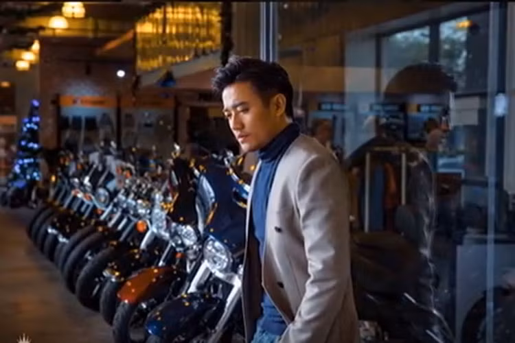 "Dấu ấn" của thương hiệu môtô Harley-Davidson xuất hiện ở mọi nơi, các loại phụ tùng tuỳ chọn như ghi đông, bao tay, yên... cũng được trưng bày tại đây để khách hàng có thể thoả sức lựa chọn.