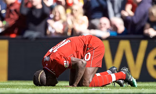 Liverpool lai lo hen ngoi vo dich NHA, tru cot cua ho noi gi?