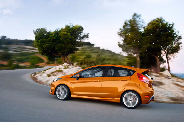 Về động cơ, Fiesta ST 2017 vẫn dùng động cơ EcoBoost 1.6 lít tăng áp cho công suất 197 mã lực và mô men xoắn 273 Nm kết hợp với hộp số tay 6 cấp, một hiệu suất đáng nể ở mẫu xe nhỏ bé. Hiện Fiesta 2017 đã sẵn sàng được bàn giao tới tay các khách hàng Mỹ trên toàn quốc.