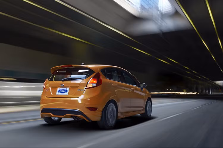 Bên cạnh đó thì bộ khung của Fiesta ST mới được hạ thấp hơn, xe sử dụng hệ thống treo thể thao, một bộ phanh lớn hơn, một hệ thống kiểm soát véc tơ mô men xoắn điện tử giúp giảm thiểu tình trạng hai bánh trước bị trượt khi vào cua (thiếu lái), thêm vào đó là ba chế độ kiểm soát ổn định xe.