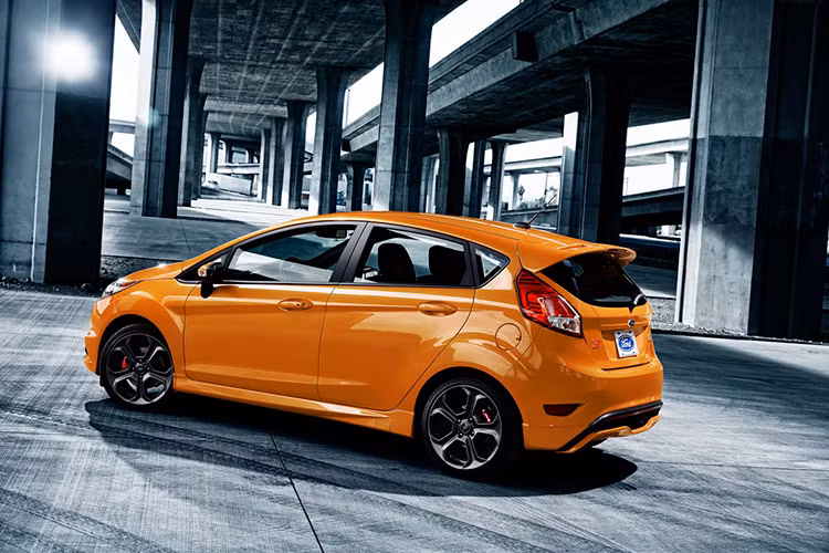 Nếu là một người yêu thích dòng Ford Fiesta ST, chắc hẳn người đó sẽ có sự hụt hẫng chút xíu khi mà phiên bản mới của dòng xe này (phiên bản 2017) không có sự thây đổi lớn nào đáng chú ý so với mẫu xe tiền nhiệm.