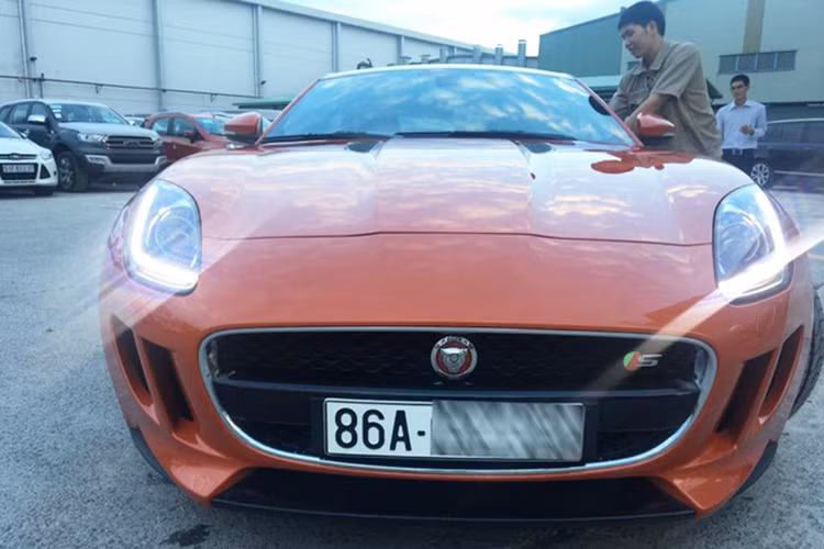 Vào cuối tháng 1/2016, chiếc xe Jaguar F-Type S thứ 4 được phân phối chính hãng tại Việt Nam đã nhận được sự chú ý lớn khi mang ngoại thất cam độc nhất. Đến nay, chiếc xe thể thao này đã được một tay chơi Bình Thuận sở hữu. F-Type S trong bài dưới đây từng xuất hiện tại Vietnam Motor Show năm 2014 và gây được nhiều sự chú ý. 