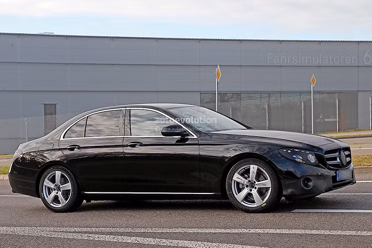  Một vài người sẽ không thích việc E-Class thiếu sự đột biến trong thiết kế khi so với S-Class và C-Class nhưng đó là định hướng từ lâu của Mercedes; mọi mẫu xe sẽ được lấy cảm hứng từ các mẫu flagship dòng GL và S-Class. 