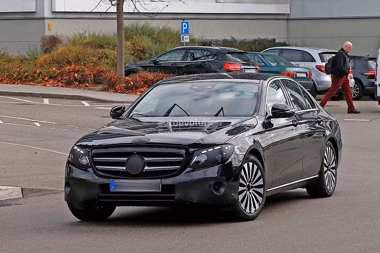 Ở phiên bản mới này, thiết kế ngoại thất của phiên bản Mercedes E-Class 2017 được lấy cảm hứng từ đàn anh S-Class, cũng như nhiều dòng xe thế hệ mới của hãng vừa ra mắt.