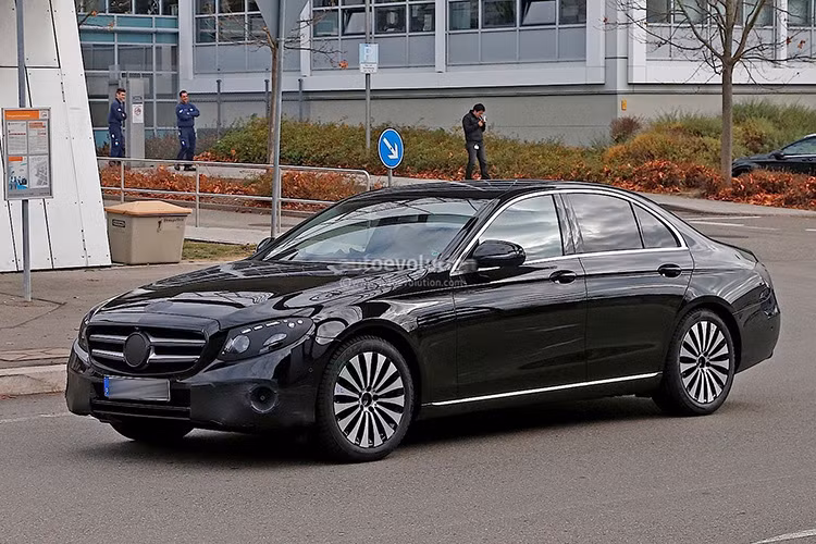 Về mặt nội thất, E-Class thế hệ mới vẫn tiếp tục sở hữu thiết kế sang trọng, hiện đại với điểm nhấn là những chi tiết bằng kim loại và da thật. Số lượng nút bấm được tối giản và màn hình LCD sẽ thay thế cụm đồng hồ truyền thống.