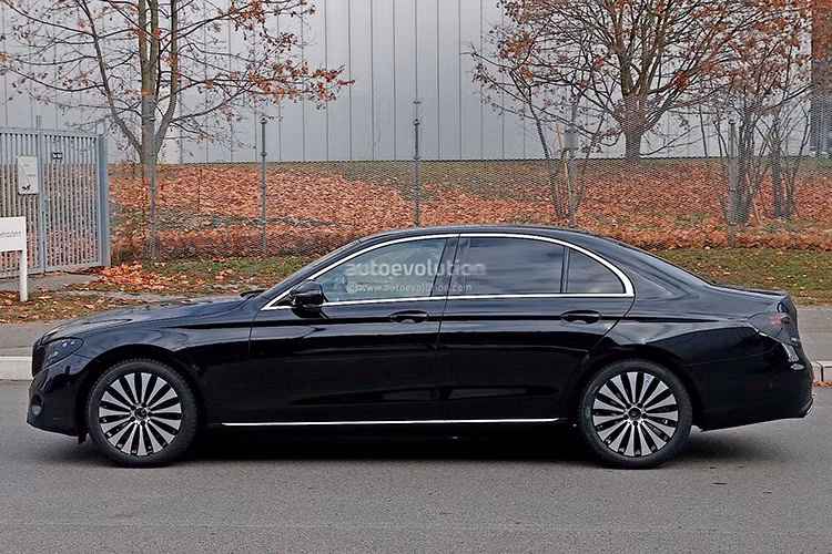 E-Class 2017 được trang bị hàng loạt công nghệ hiện đại, bao gồm khả năng tự đỗ xe mà không cần người lái, hệ thống thông tin giải trí Car-to-X và những trang bị an toàn Pre-SAFE Plus, hỗ trợ phanh chủ động ABA, hỗ trợ đánh lái tránh vật cản ESA, túi khí trong dây an toàn v.v..
