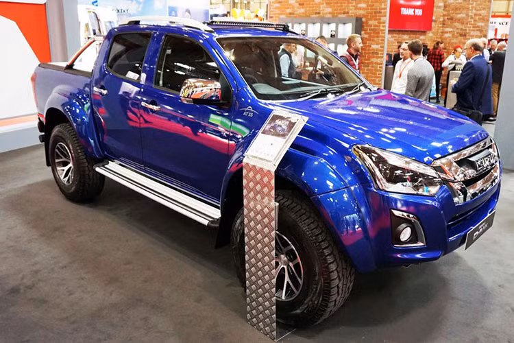 Tại Anh, giá xe Isuzu D-Max Safir lên tới 45.000 Bảng (tương đương 1,04 tỷ đồng). Đặc biệt mẫu xe này được xem là "siêu hiếm" bởi nó chỉ được sản xuất với số lượng 10 chiếc trên toàn thế giới.
