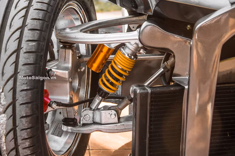 Chi tiết kỹ thuật độc đáo không thể không nhắc là hệ thống treo phía trước của Quadbull. Đây cũng là hệ thống treo đã được xưởng độ xe máy tại Sài Gòn lắp trên tác phẩm Kawasaki Z1000 độ 3 bánh trước đây, nhưng nó đã được cải tiến giúp xe vào cua ổn định và êm ái hơn.