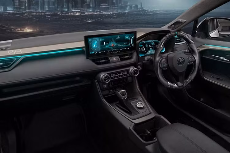 Toyota RAV4 phiên bản Dark Side được trang bị các vòm bánh xe rộng nổi bật, tạo nên một vẻ ngoài mạnh mẽ và đầy kịch tính. Các hốc gió hình góc cạnh lớn ở phía trước khiến chiếc xe có vẻ giống như một phiên bản GR của RAV4.