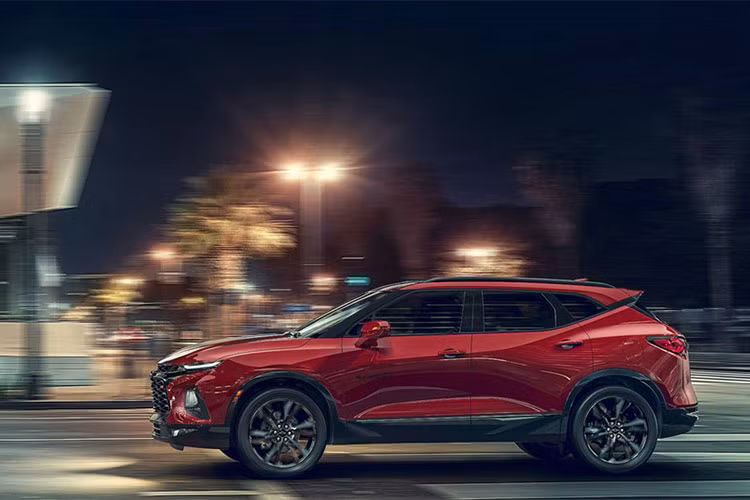 Trên phiên bản 2019, xe sở hữu lưới tản nhiệt dạng tổ ong to bản và cặp đèn pha mảnh. Ở các phiên bản khác nhau, dòng Blazer sẽ được trang bị lưới tản nhiệt khác nhau. Bản Blazer RS sẽ có lưới tản nhiệt đen tuyền trong khi bản Blazer Premier sẽ có phần lưới chrome sáng màu.