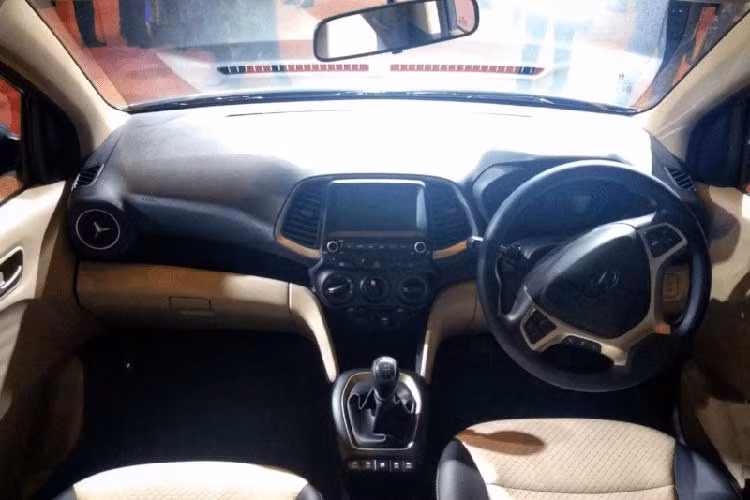 Là một mẫu xe đô thị giá siêu rẻ, Hyundai Santro 2019 có nội thất vô cùng đơn giản, sử dụng tông màu đen và be. Cụm điều khiển trung tâm ở phiên bản cao cấp được trang bị hệ thống thông tin giải trí với màn hình cảm ứng 6,94 inch, tương thích Apple CarPlay và Android Auto.