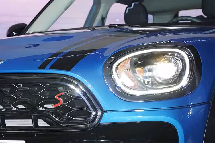 Countryman mới được trang bị đèn pha LED và lần đầu tiên có thiết kế đèn định vị sáng ban ngày kiểu viền bao quanh hốc đèn. Điểm nhấn khác là lưới tản nhiệt có viền crôm kép, đồng thời đèn pha và đèn hậu cũng có viền mạ crôm bao quanh trong khi ở mẫu cũ là viền màu đen bóng.