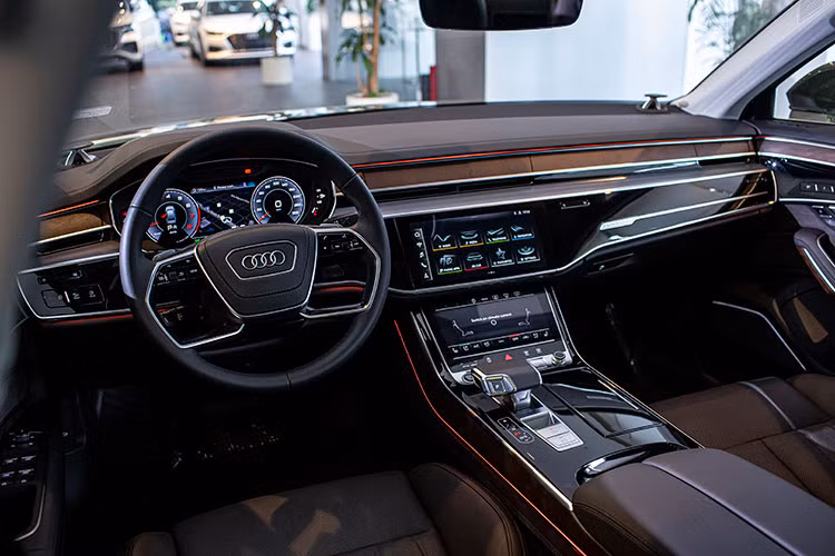 Nội thất Audi A8L thể hiện sự sang trọng và không kém phần hiện đại khi ghế ngồi được bọc da Valcona và chỉnh điện tích hợp thông gió, massage cho cả 2 hàng ghế trước/sau. Ở hàng ghế sau, các ghế được điều chỉnh điện riêng biệt qua bảng điều khiển trên ốp trung tâm nhỏ gọn.