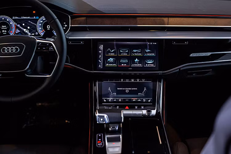 Hệ thống thông tin giải trí trên Audi A8L 2022 được vận hành dễ dàng với giao diện MMI Navigation Plus thông qua hai màn hình cảm ứng lớn, có kích thước 10,1 inch phía trên và 8,6 inch phía dưới, được thiết kế kính đen tràn viền, có rung để phản hồi xúc giác cho người điều khiển. Riêng hệ thống thông tin giải trí ở hàng ghế sau được hiển thị qua 2 màn hình 10 inch Full HD, có thể tháo rời thành hai máy tính bảng.