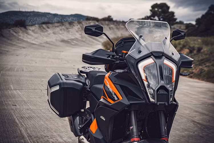 Phiên bản được đưa về Đông Nam Á lần này là KTM 1290 Super Adventure S 2021 được trang bị động cơ LC8, dung tích 1.301cc, làm mát bằng dung dịch, sản sinh công suất 160 mã lực và mô-men xoắn cực đại đạt 138 Nm.