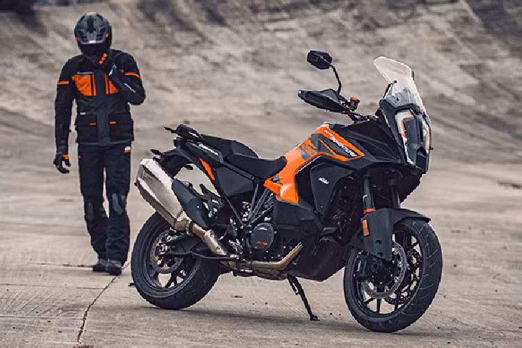 Xe được trang bị tiêu chuẩn bộ đo lường quán tính 6 trục mới, kiểm soát lực kéo, kiểm soát ổn định, hệ thống ABS có khả năng bật/tắt. Xe có 4 chế độ lái là Rain, Street, Sport và Off-road...