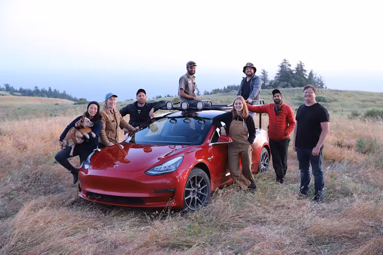 Trong ảnh là Simone Giertz cùng những cộng sự của mình bên sản phẩm là chiếc xe bán tải Tesla chạy điện đầu tiên trên thế giới.