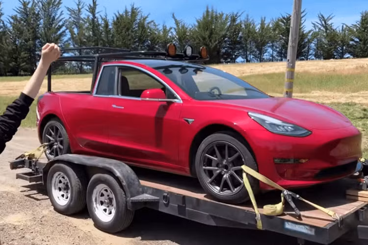 Kết quả cuối cùng là một chiếc xe bán tải Tesla rất đẹp mắt, trông hợp lý và đặc biệt là tuyệt hơn những bức ảnh render ngớ ngẩn của Elon Musk.