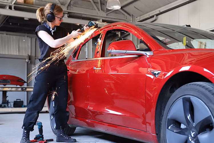 Đây là một chiếc xe bán tải chạy điện thực thụ của Tesla ra đời, dựa trên mẫu xe Tesla Model 3 mới. Mẫu bán tải Tesla Model 3 đặc biệt này có tên là Truckla được cô Simone Giertz - một nhà sáng chế, dẫn chương trình truyền hình và YouTuber chuyên nghiệp người Thụy Điển nói: “Tôi đã lên kế hoạch xây dựng trong hơn một năm và quyết định chọn Model 3 vì nó có khung thép giúp dễ dàng làm việc hơn".