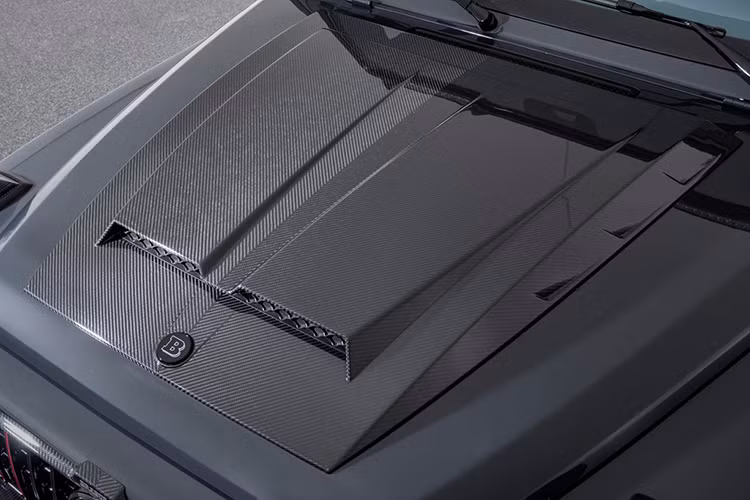 Về đặc điểm riêng, Brabus Black Ops 800 và Shadow 800 sẽ có màu sắc ngoại thất và nội thất khác biệt. Ở bản Black Ops 800 có bộ cánh màu đen bóng với các chi tiết điểm nhấn màu đỏ. Các chi tiết thiết kế khác gồm hốc hút gió trên nắp capô, hệ thống chiếu sáng LED.