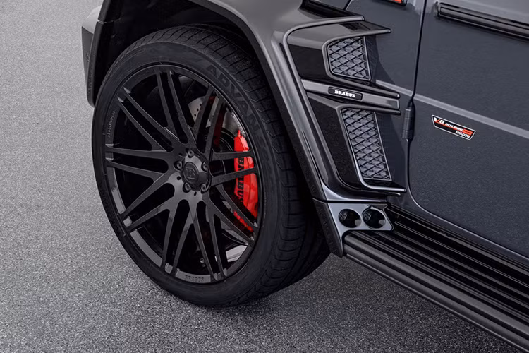 Brabus còn thay ống xả nguyên bản bằng hệ thống ống xả bằng thép không gỉ, chụp đầu ống xả được làm bằng crôm màu đen. Hệ thống xả này được tích hợp van lưỡi gà điều khiển điện, cho phép người dùng có thể thay dổi âm thanh của ống xả, từ êm ái cho đến "gầm gừ". Các trang bị chung của hai phiên bản này còn có bộ bodykit Brabus Widestar, bộ lazăng đúc siêu nhẹ Platinum Edition kích thước 23 inch.