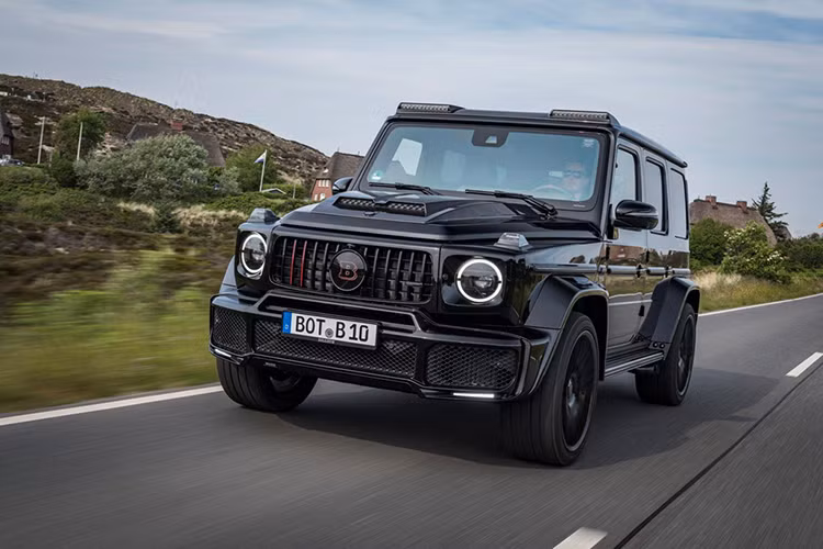 Nhắc đến mẫu xe SUV Mercedes-AMG G63, người thường nghĩ ngay đến hình ảnh một chiếc SUV mạnh mẽ, cứng cáp với nội thất sang trọng. Không muốn dừng lại ở đó, Thương hiệu độ xe chuyên nghiệp Brabus đã quyết định tạo ra hai bản độ đặc biệt cho G63 mang tên Black Ops 800 và Shadow 800 với số lượng giới hạn 10 chiếc cho mỗi bản.
