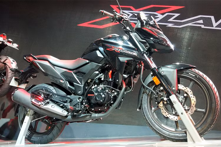 Mẫu xe Honda X-Blade phiên bản 218 sẽ không có các trang bị như phanh đĩa sau hay hệ thống chống bó cứng phanh ABS. Đây có lẽ là chiến lược của Honda để tránh tình trạng "gà nhà" đá nhau khi X-Blade được định vị nằm giữa hai mẫu CB Unicorn 160 và CB Hornet 160.