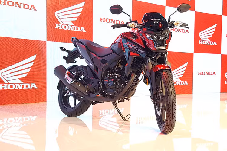 Dự kiến Honda X-Blade 2018 mới sẽ có 5 phiên bản màu gồm xanh dương sần, xanh lá cây sần, bạc sần, đen bóng và đỏ bóng đi kèm mức giá khoảng 79.000 Rupee (tương đương 28 triệu đồng). Khi chính thức có mặt trên thị trường, Honda X-Blade sẽ cạnh tranh với các đối thủ như Yamaha FZ V2 và Suzuki Gixxer 150.