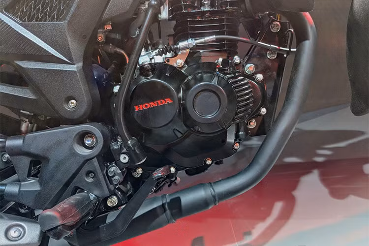 Cung cấp sức mạnh cho Honda X-Blade sẽ là khối động cơ SOHC xi-lanh đơn 2 van làm mát bằng không khí, có dung tích 162,71cc. Động cơ này đem tới công suất 13,93 mã lực tại 8.500rpm và mô-men xoắn 13,9Nm. Nó được đi kèm với hộp số côn tay 5 cấp và treo trên bộ khung thép ống có cấu trức kim cương.