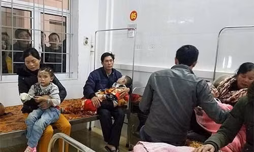 Các học sinh bị bỏng đang điều trị tại Bệnh viện ĐK tỉnh Hà Tĩnh.