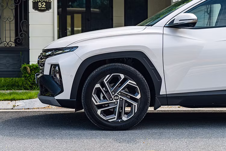 New Tucson sở hữu một kích thước to lớn với các thông số Dài x Rộng x Cao lần lượt là 4.640 x 1.865 x 1.665 (mm) cùng chiều dài cơ sở xe ở mức 2.755mm. Xe được trang bị lazang có các kích thước từ 17 cho đến 19 inch tùy từng phiên bản. Khoảng sáng gầm xe đạt mức 181mm.