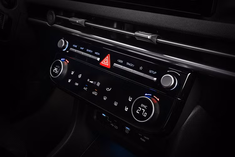 Như mọi mẫu xe khác của Hyundai tại thị trường Việt Nam, Tucson vẫn được trang bị bản đồ dành riêng cho thị trường Việt Nam với các tính năng được tùy chỉnh. Điểm lợi thế của bản đồ offline tích hợp sẵn là khả năng hoạt động độc lập với dữ liệu được nạp sẵn cùng kết nối vệ tinh GPS trực tiếp, không phải phụ thuộc vào hệ thống Internet như các bản đồ online khác.