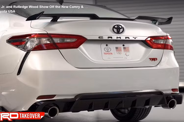 Tương tự Camry TRD mới, Toyota Avalon TRD 2019 cũng được bổ sung ngoại thất hầm hố hơn với những chi tiết màu đen bóng làm điểm nhấn, thanh ba-bô-lê thể thao hơn và bộ vành hợp kim riêng.