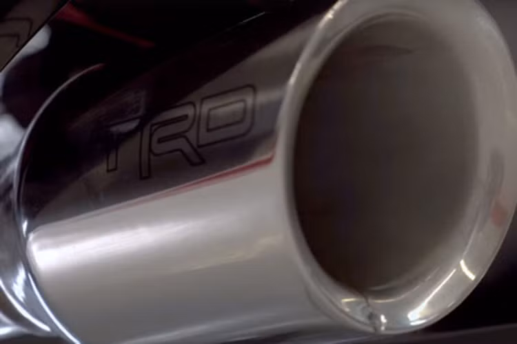 Trong khi đó, mẫu xe Toyota Camry TRD 2019 mới này có thể được trang bị động cơ 4 xy-lanh 2.5L hoặc động cơ V6 3.5L. Vì là xe sedan thể thao, khả năng dùng động cơ V6 cao hơn, với công suất khoảng 301 mã lực và mô-men xoắn 267 lb-ft (361 Nm).
