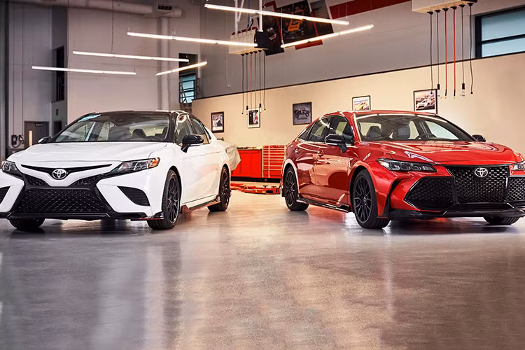 Hãng xe ôtô Toyota đã khiến nhiều người bất ngờ khi công bố kế hoạch trình làng cặp đôi Toyota Camry và Avalon TRD mới trong triển lãm Ô tô Los Angeles 2018 diễn ra vào cuối tháng này. Theo đó, cả hai mẫu xe sedan này sẽ có ngoại hình thể thao và khiêu khích hơn.