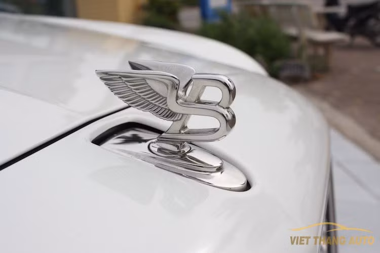Bentley Mulsanne là dòng sedan siêu sang mà hãng xe Anh quốc phát triển nhằm đối đầu trực tiếp với Rolls-Royce Phantom. Tuy nhiên, tổng thể thiết kế, kích thước hay cách ấn định mức giá lại khiến Mulsanne nằm trong phân khúc cạnh tranh với Rolls-Royce Ghost.