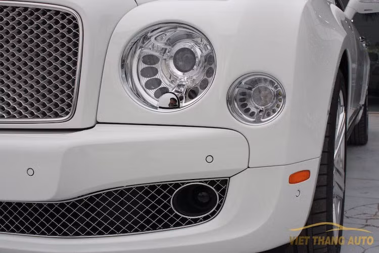 Mẫu Bentley Mulsanne này sở hữu ngoại thất trắng muốt và nội thất màu be cùng nhiều chi tiết ốp gỗ. Xe được sản xuất trong năm 2015. Mulsanne sở hữu thiết kế truyền thống của mẫu sedan hạng siêu sang với thiết kế vuông vức cùng điểm nhấn là "đôi mắt lồi". Trong đó, đèn trung tâm là đèn LED tích hợp thêm chiếu sáng ban ngày.