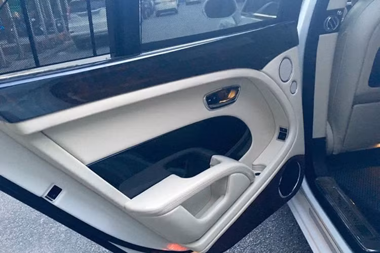 Để tạo đẳng cấp, mẫu siêu xe sang Mulsanne được hãng xe Bentley áp dụng những công nghệ chế tác bằng tay đỉnh cao của mình. Những đường chỉ viền trên da bọc ở vô-lăng được khâu bằng tay, gỗ ốp cũng do các kỹ sư và nghệ nhân tự thực hiện. Trên mẫu xe này là nội thất màu trắng.