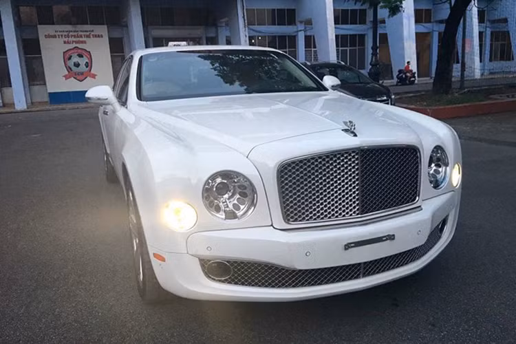 Khi mới về thị trường trong nước vào năm 2011, mẫu siêu xe sang Bentley Mulsanne được các nhà nhập khẩu đưa ra mức chào bán với giá dao động từ 16 đến 19 tỷ đồng. Tại thời điểm hiện tại, những mẫu xe đã qua sử dụng có mức giá rẻ hơn một nửa hoặc chỉ bằng 1/3 so với giá gốc.